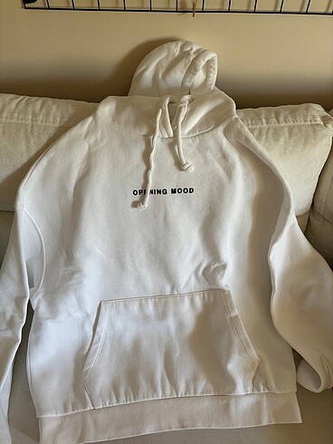Sadece bir kere giyilmiş etiketinin ipi üstünde kadın sweatshirt