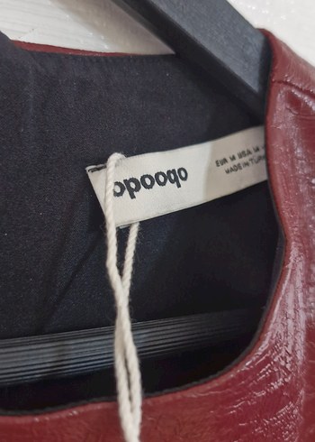 Şortlu Takım-Bordo Parlak Deri Görünümlü Kolsuz Bluz ve Şort - Görsel 7