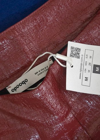 Şortlu Takım-Bordo Parlak Deri Görünümlü Kolsuz Bluz ve Şort - Görsel 10