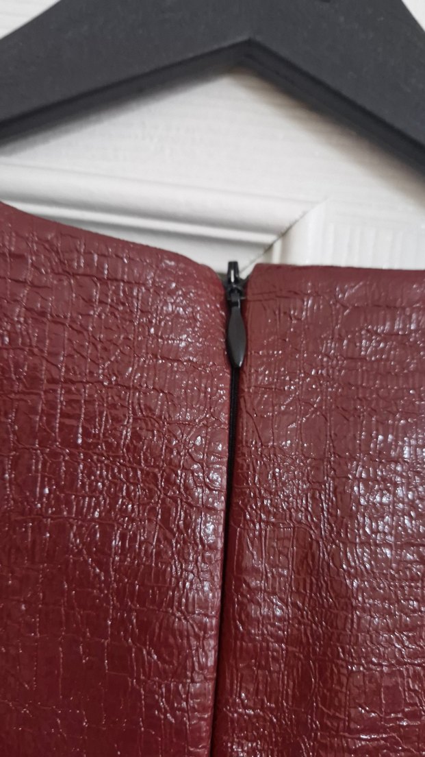 Şortlu Takım-Bordo Parlak Deri Görünümlü Kolsuz Bluz ve Şort - Görsel 4