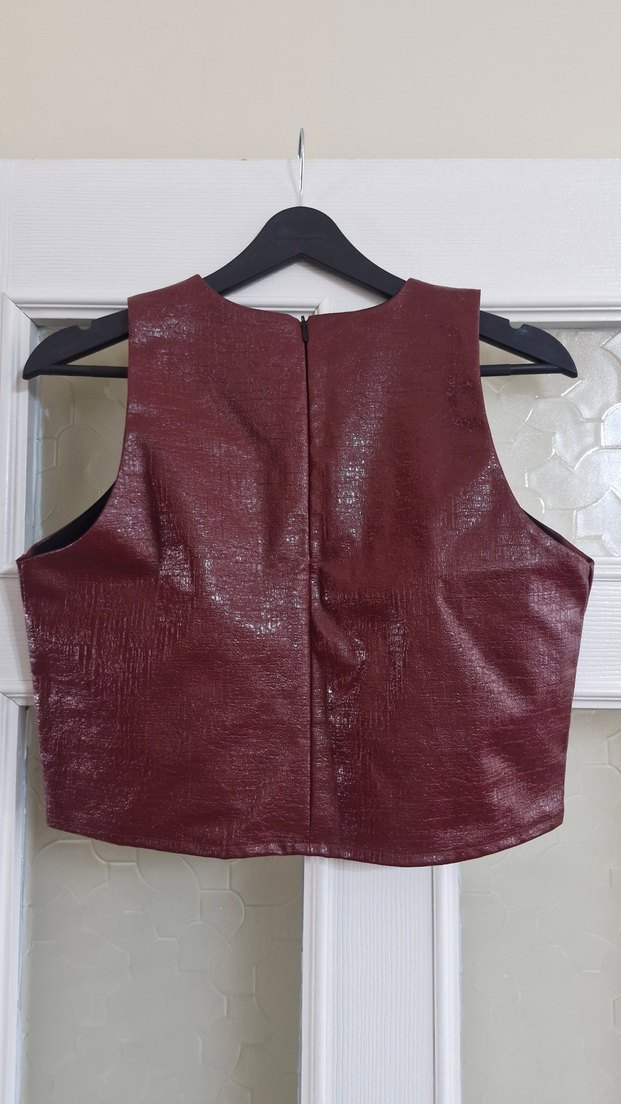 Şortlu Takım-Bordo Parlak Deri Görünümlü Kolsuz Bluz ve Şort - Görsel 2