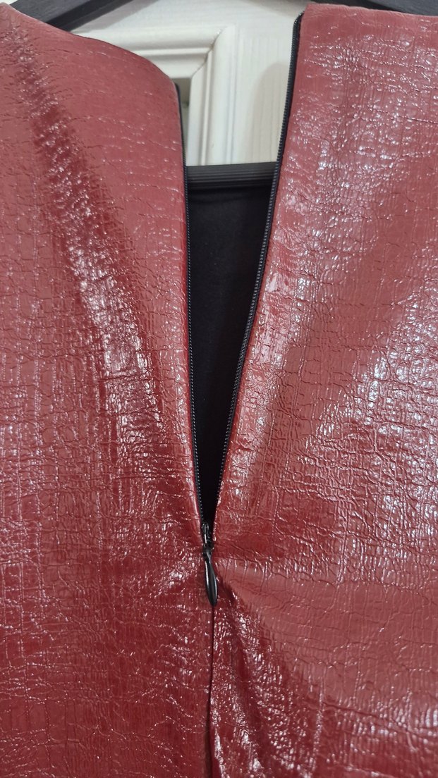 Şortlu Takım-Bordo Parlak Deri Görünümlü Kolsuz Bluz ve Şort - Görsel 5