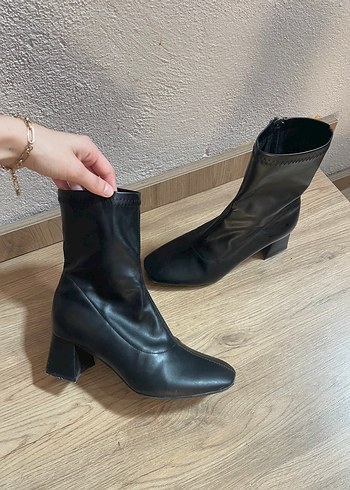 Topuklu Siyah Deri Kadın Bot