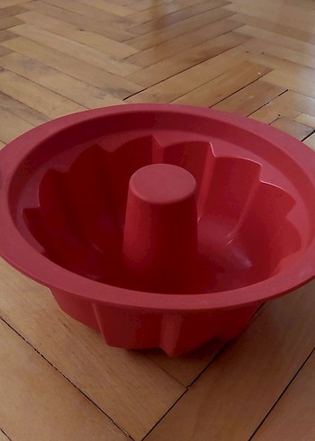 TUPPERWARE Kırmızı Silikon Kek Kalıbı