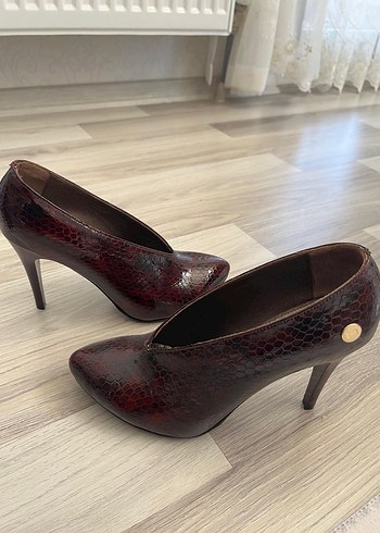 38 Beden bordo Renk Bordo Yılan Derisi Desenli Stiletto 38 numara mammamia marka