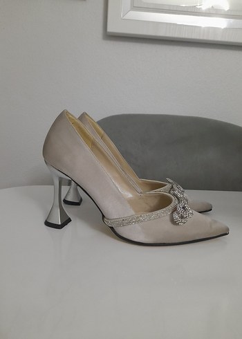Designer Bej Süet Stiletto Taşlı Fiyonk Detaylı Kadın Ayakkabı