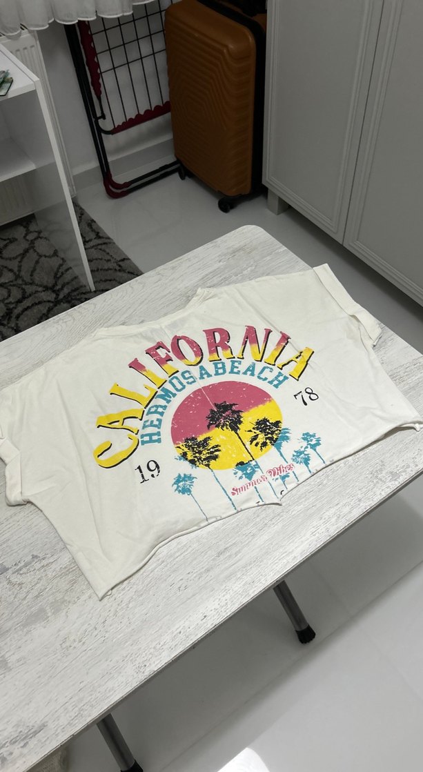 Beyaz Baskılı Kısa Kollu Crop Tişört - Görsel 2