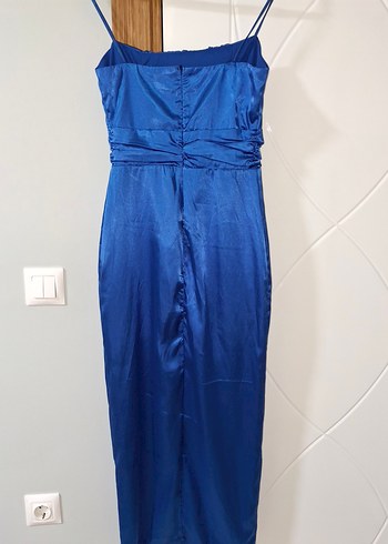 Mavi saten yırtmaçlı elbise - Görsel 4
