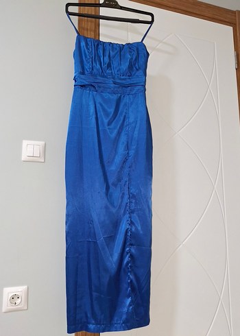 Mavi saten yırtmaçlı elbise - Görsel 3
