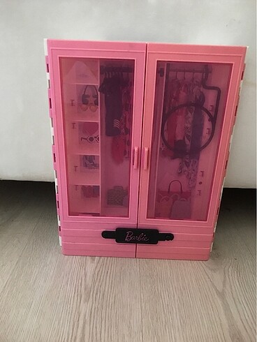 Barbie oyuncak dolap