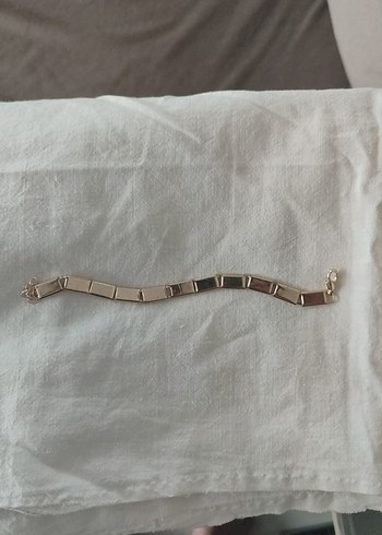 Altın Renkli Minimalist Tokalı Bileklik