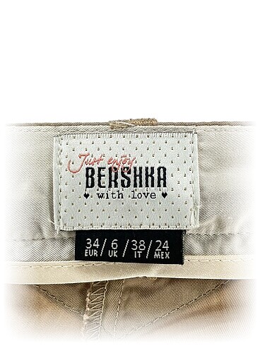 34 Beden Bershka Mini Şort %70 İndirimli.