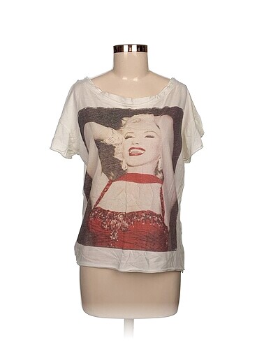 Pull and Bear T-shirt %70 İndirimli.
