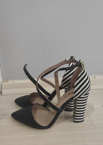 Zebra Desenli Tokalı Kadın Topuklu Ayakkabı