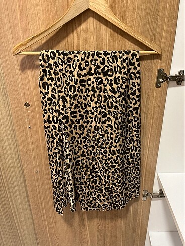 Leopar desenli yırtmaçlı midi etek