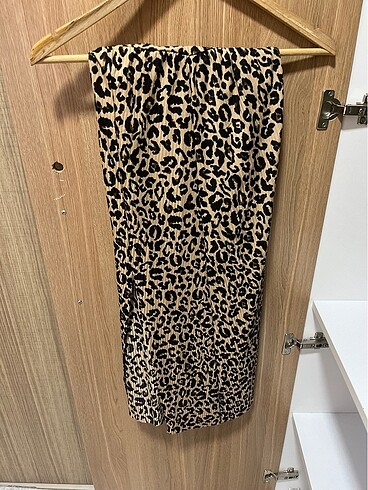 36 Beden Leopar desenli yırtmaçlı midi etek