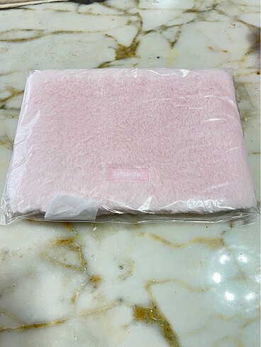 Benefit Cosmetics Benefit makyaj çantası