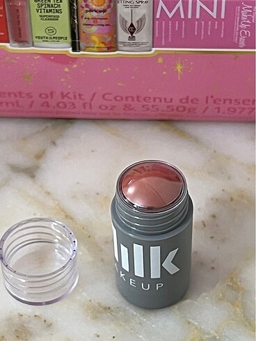  Milk Makeup Milk Makeup werk allık