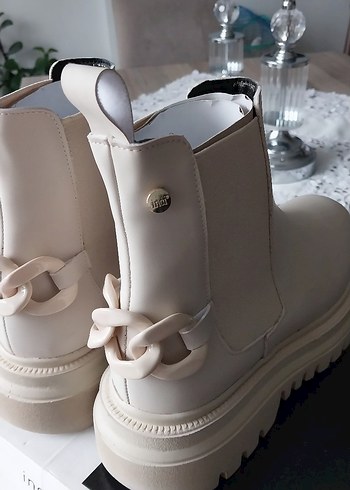 Beyaz İnci Kadın Bot - Görsel 6