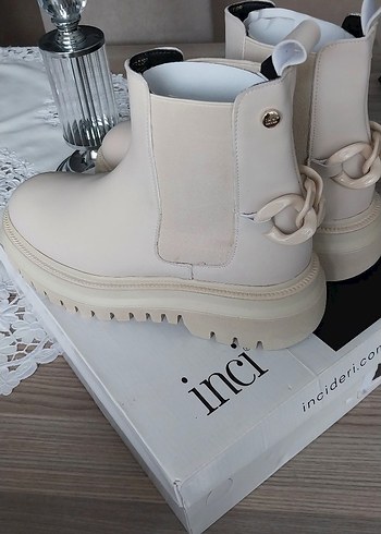 Beyaz İnci Kadın Bot - Görsel 4