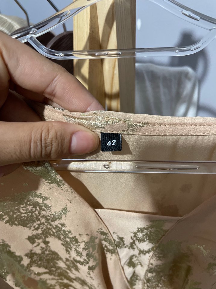 Altın Renkli Uzun V Yaka Bağlama Desenli Elbise - Görsel 3