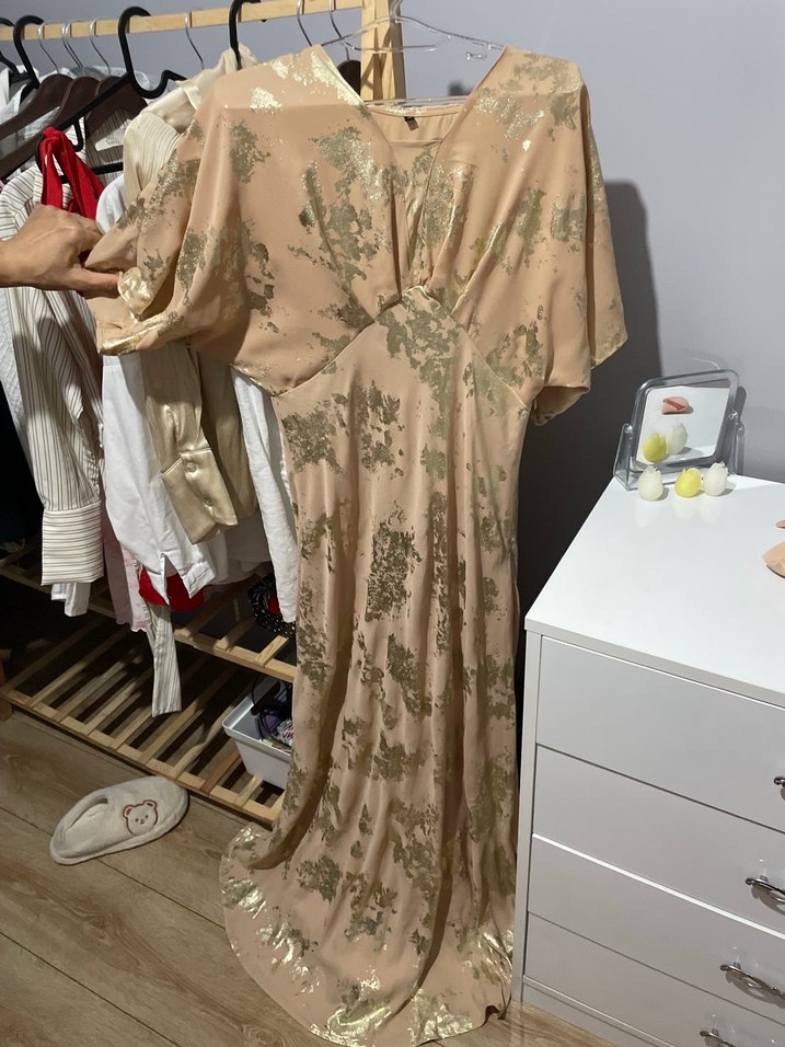 Altın Renkli Uzun V Yaka Bağlama Desenli Elbise - Görsel 2