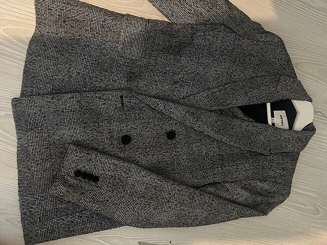 Koton blazer,astarsız,düz kesim,bir düğmesi eksik ve bir kolınun