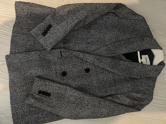 m Beden Koton blazer,astarsız,düz kesim,bir düğmesi eksik ve bir kolınun