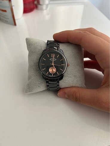Siyah rose gold detaylı saat