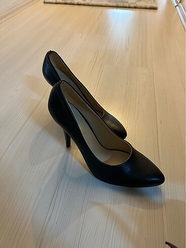 Siyah stiletto ayakkabı