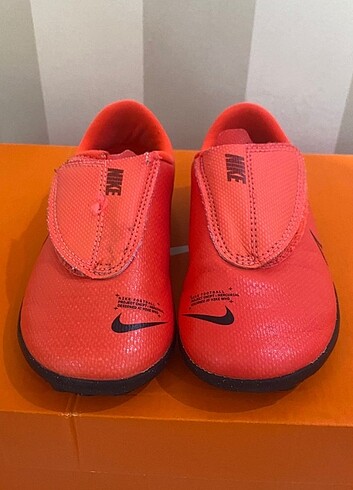 27 Beden pembe Renk Nike halısaha çocuk 27 no 