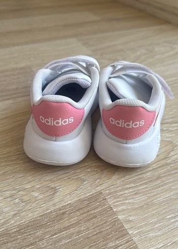 26 Beden beyaz Renk Adidas Beyaz Kız Çocuk Spor Ayakkabı