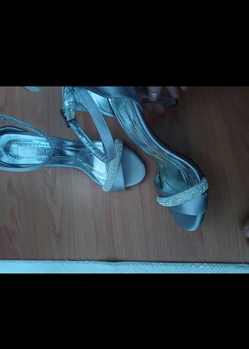 Gri Metal Tokalı İnce Topuklu Kadın Abiye Ayakkabı - Görsel 3