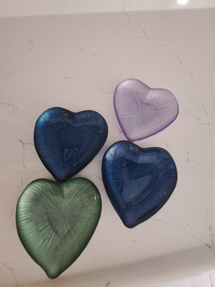 Renkli Kalp Şeklinde iki yeşil iki mavi bir mor Tabaklar - Görsel 2