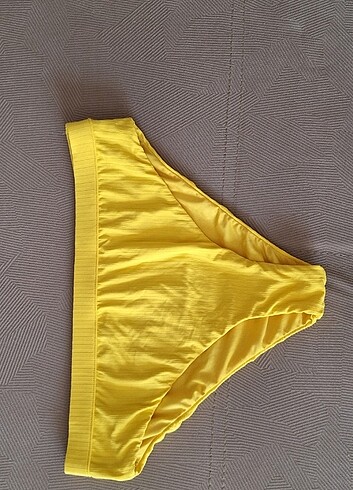 Az giyilmiş bikini altı