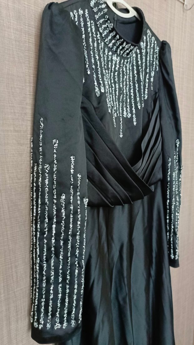 Uzun Kollu Siyah Nakışlı Uzun Abiye Elbise - Görsel 2