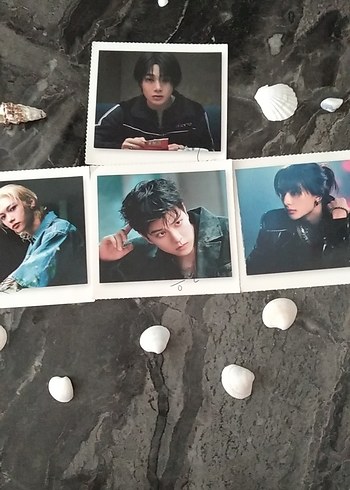 straykids walking on water dergisinden 4 tane fotocard