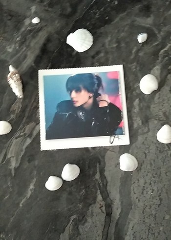 Diğer straykids walking on water dergisinden 1 tane hyunjin fotocard