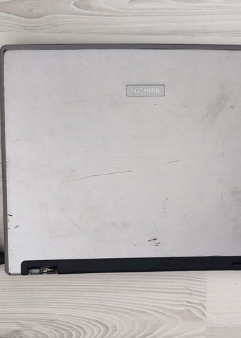 Gri Toshiba Laptop - Görsel 3