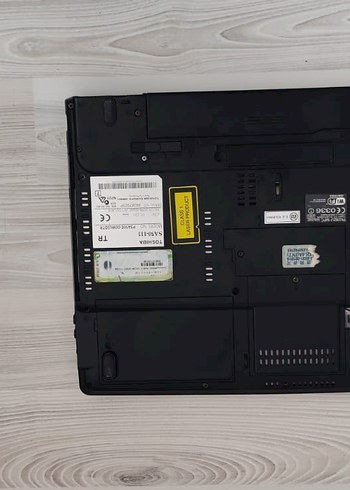 Gri Toshiba Laptop - Görsel 2