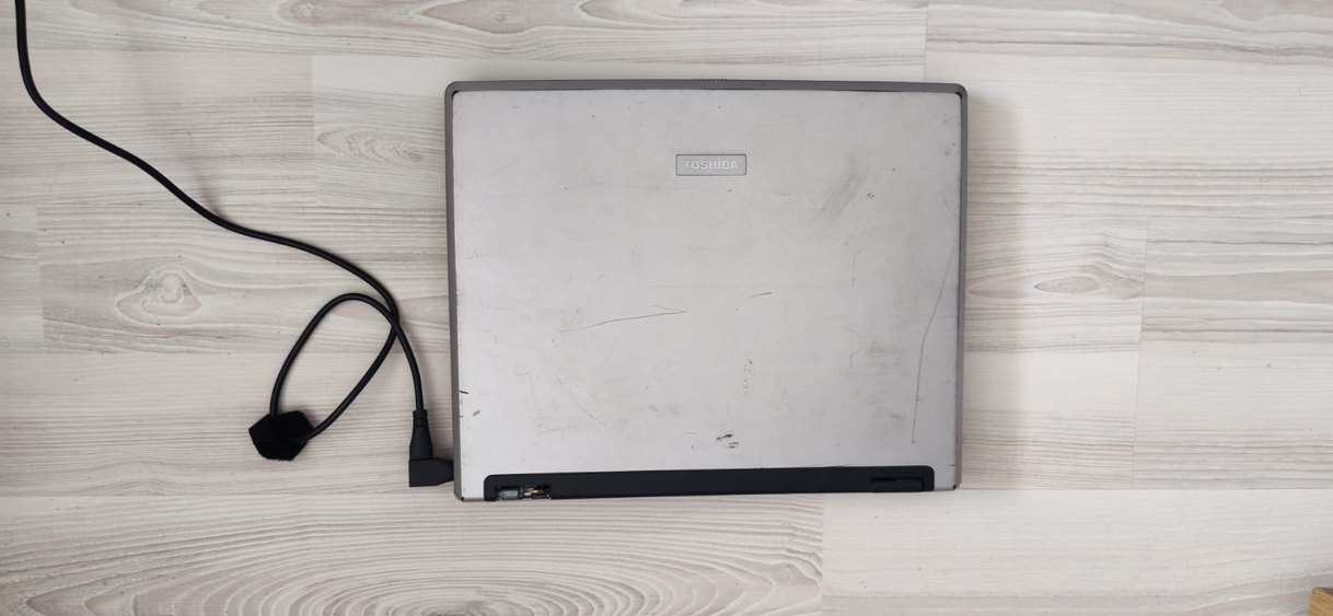 Gri Toshiba Laptop - Görsel 3