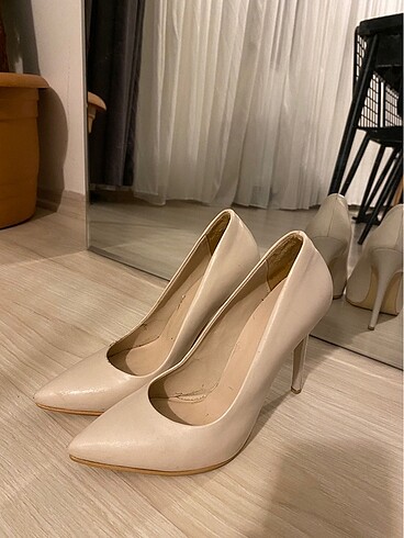 Bej stiletto