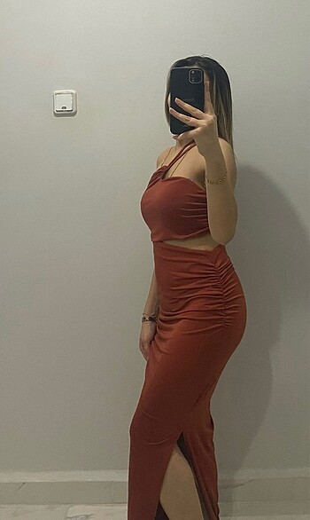 Yaka detaylı uzun gece elbisesi