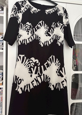 Valentino Baskılı Siyah Midi Elbise