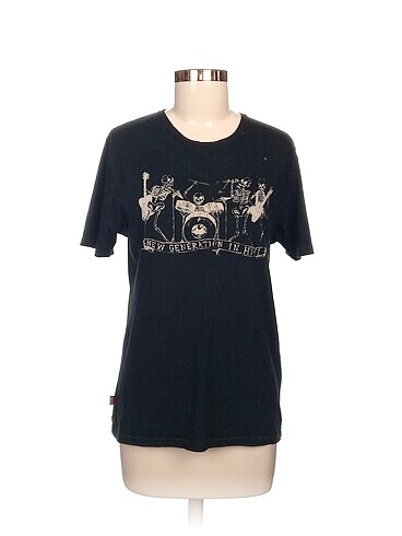 Levis T-shirt %70 İndirimli.