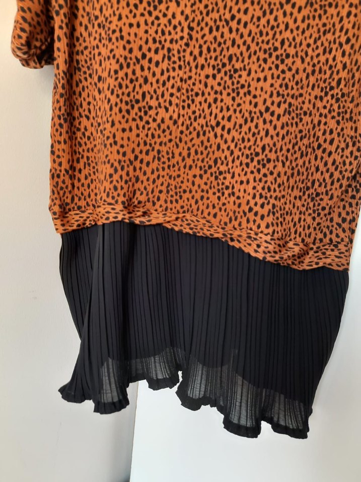 V Yaka Kahverengi Desenli Kadın Bluz mango tişört - Görsel 3