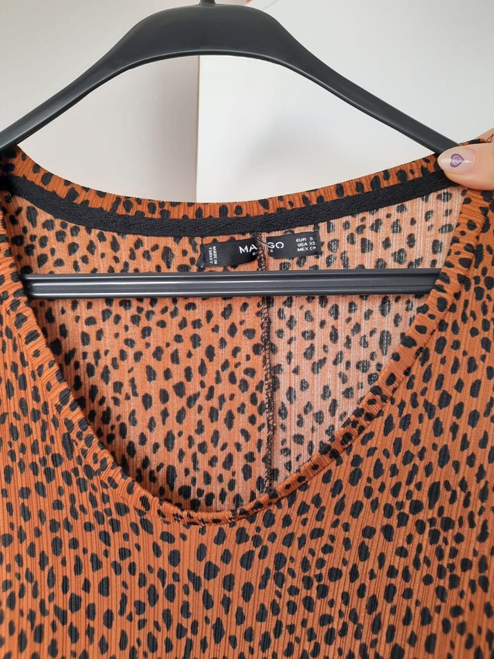 V Yaka Kahverengi Desenli Kadın Bluz mango tişört - Görsel 2