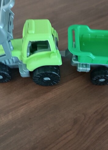  Plastik kepçe ve traktör bir arada