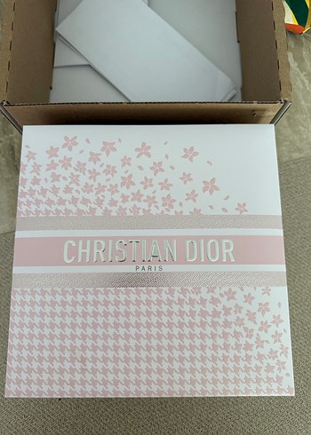  Beden Dior kabartmalı hediye kutusu