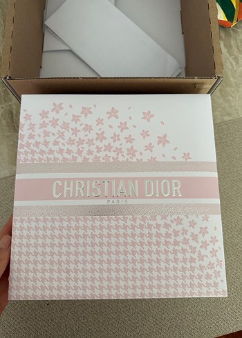  Beden pembe Renk Dior kabartmalı hediye kutusu
